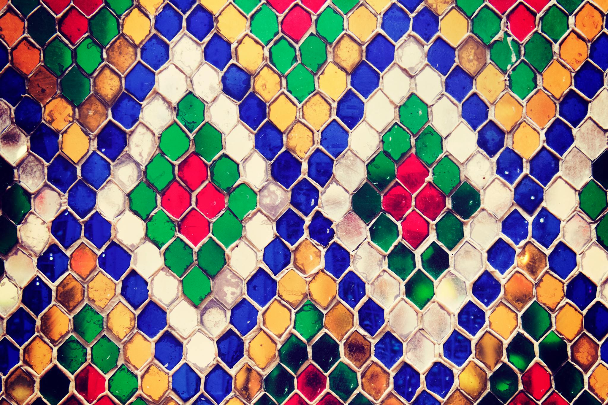 Vibrant mosaic pattern with hexagonal shapes and diverse colors, perfect for artistic and decorative themes.